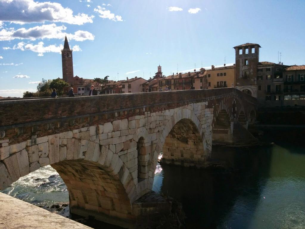 Across The River And Into The Trees Verona Bilik gambar