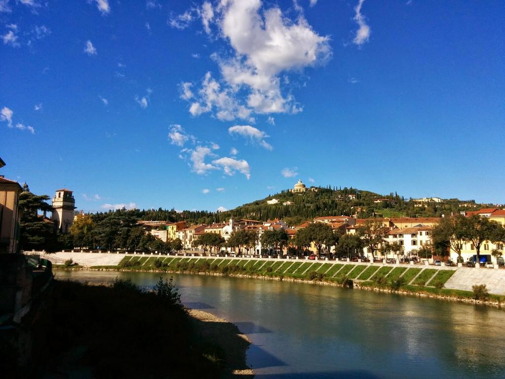 Across The River And Into The Trees Verona Bilik gambar